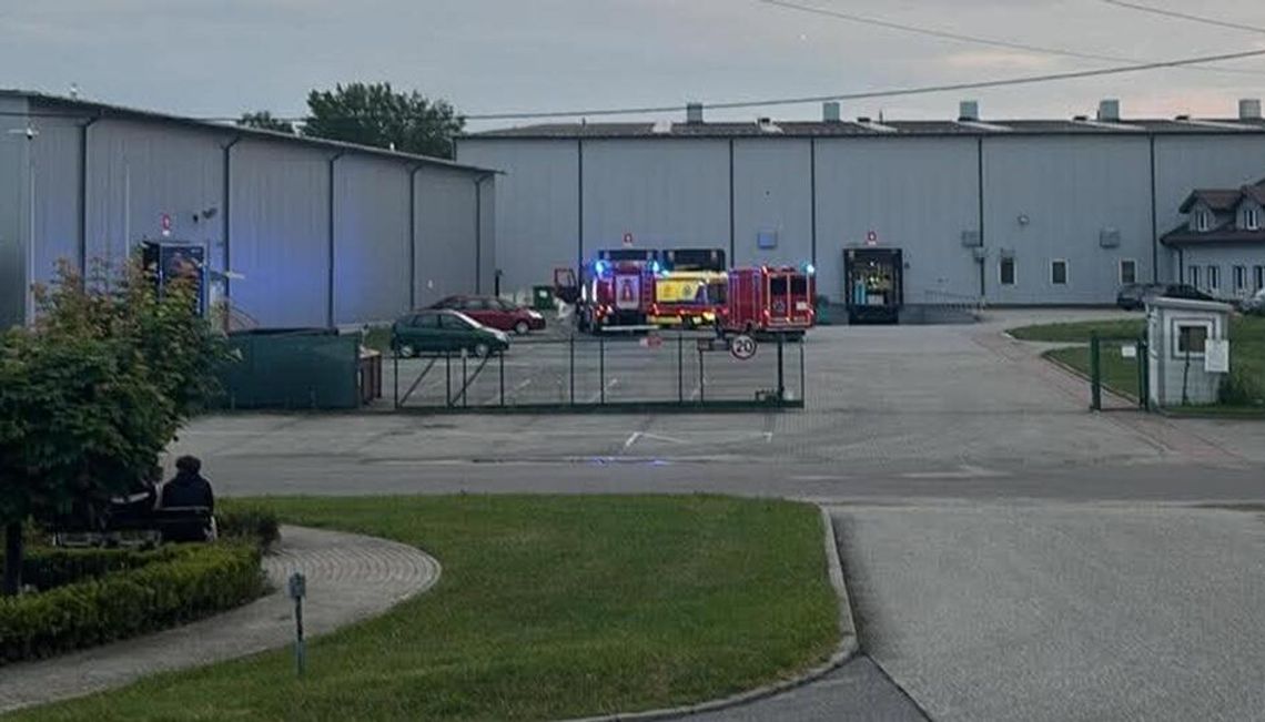 Nieprzytomny mężczyzna przewieziony do szpitala. Interwencja służb w zakładzie produkcyjnym w Żabnie Nieprzytomny mężczyzna przewieziony do szpitala. Interwencja służb w zakładzie produkcyjnym w Żabnie