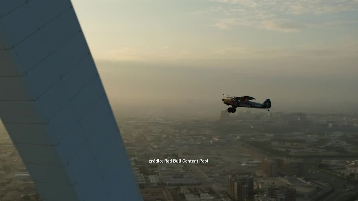 Niesamowite lądowanie na dachu wieżowca w Dubaju