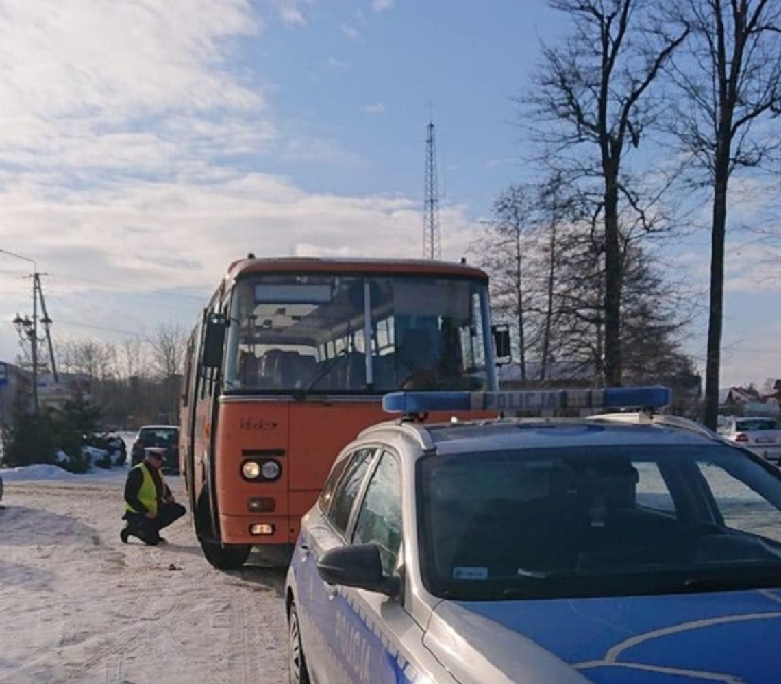 Niesprawny autobus szkolny zatrzymany przez dąbrowską policję