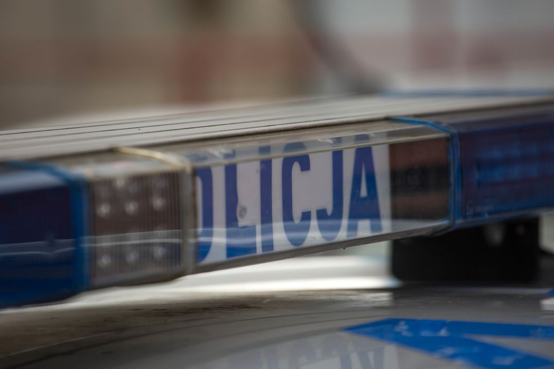 Zdarzenie drogowe z udziałem BMW zakończone zatrzymaniem osoby poszukiwanej w powiecie dąbrowskim