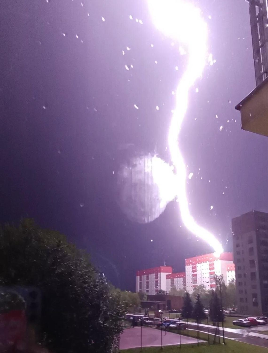 Nocna burza nad Tarnowem. Zalane wiadukty, posesje i brak prądu Nocna burza nad Tarnowem. Zalane wiadukty, posesje i brak prądu