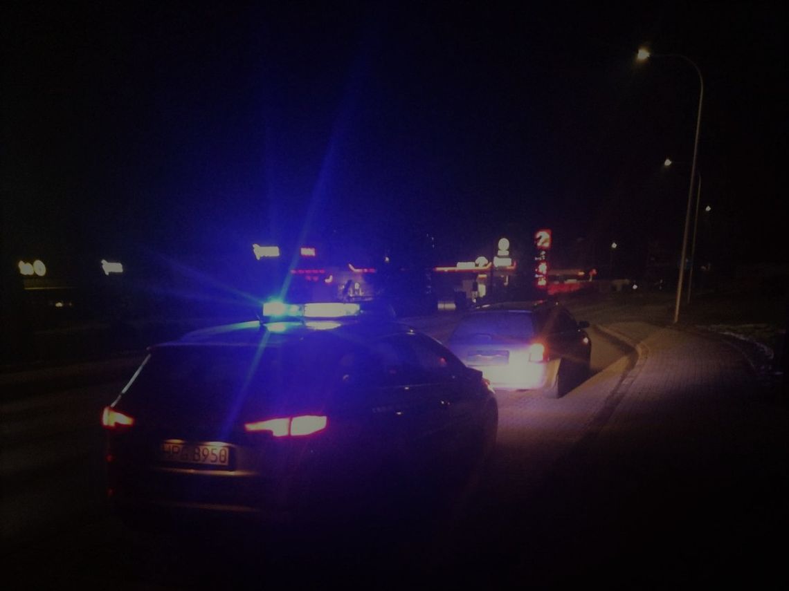 Nocne działania Policji na ul. Bronisława Czecha w Limanowej