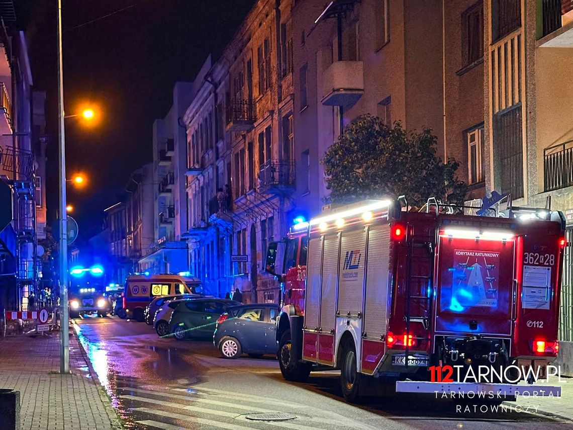 Nocny dramat w Tarnowie. Pożar mieszkania, reanimacja i ewakuacja 27 osób Nocny dramat w Tarnowie. Pożar mieszkania, reanimacja i ewakuacja 27 osób