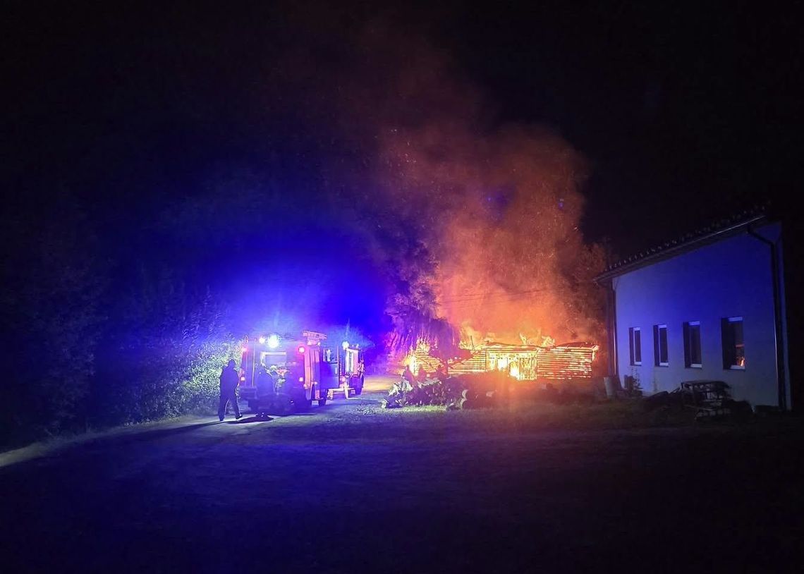 Nocny pożar budynku gospodarczego w Olszanie. W akcji osiem zastępów straży pożarnej Nocny pożar budynku gospodarczego w Olszanie. W akcji osiem zastępów straży pożarnej