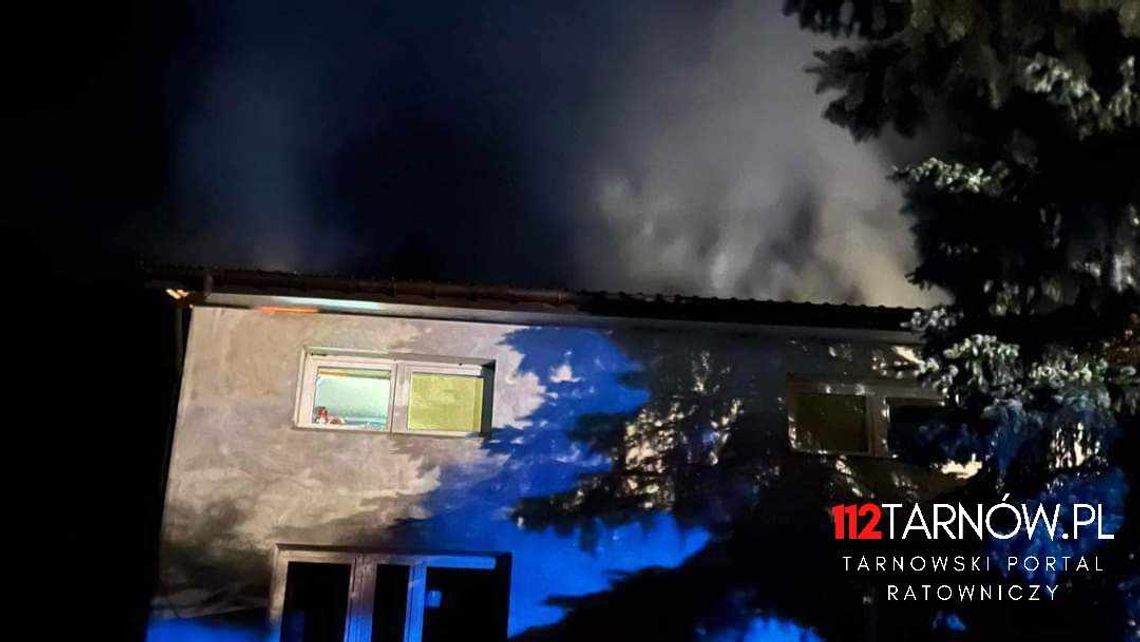 Nocny pożar domu w Lubaszowej. Pożar strażacy gasili blisko 6 godzin