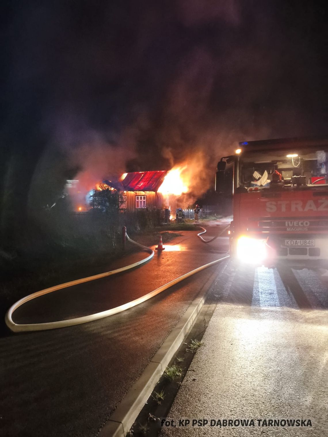 Nocny pożar domu w Mędrzechowie. Z ogniem walczyło 23 strażaków Nocny pożar domu w Mędrzechowie. Z ogniem walczyło 23 strażaków
