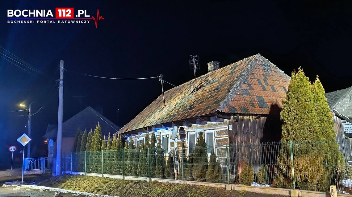 Nocny pożar drewnianego budynku mieszkalnego w powiecie bocheńskim Nocny pożar drewnianego budynku mieszkalnego w powiecie bocheńskim