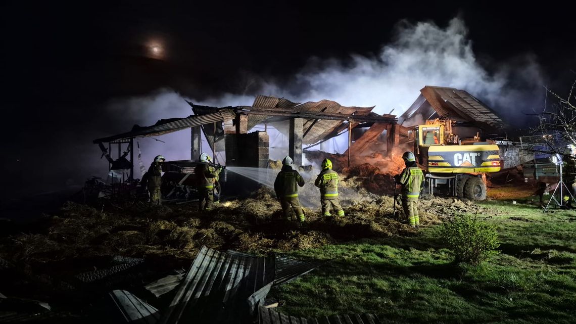 Nocny pożar w Porąbce Iwkowskiej. Służby z powiatu brzeskiego w akcji