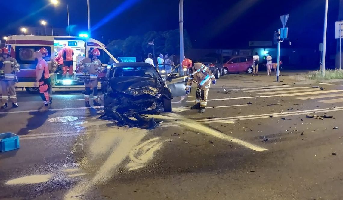 Nocny wypadek z udziałem bmw pod tarnowskim sądem. 5 osób trafiło do szpitala