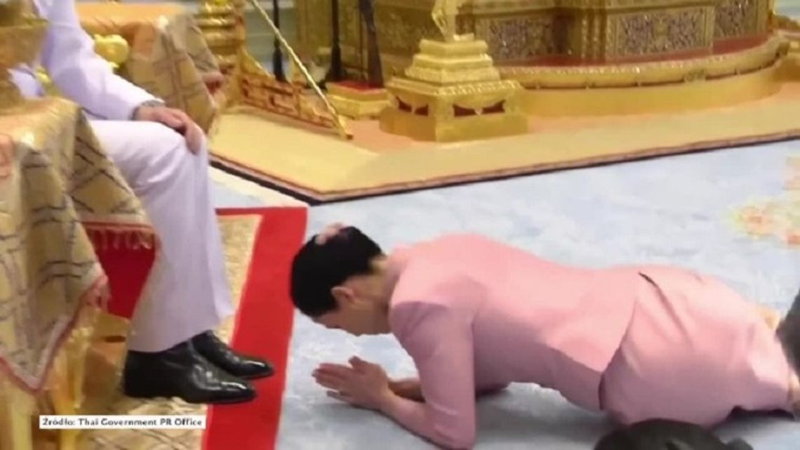 Nowa królowa Tajlandii. Panna młoda podczas uroczystości klęczała przy butach władcy