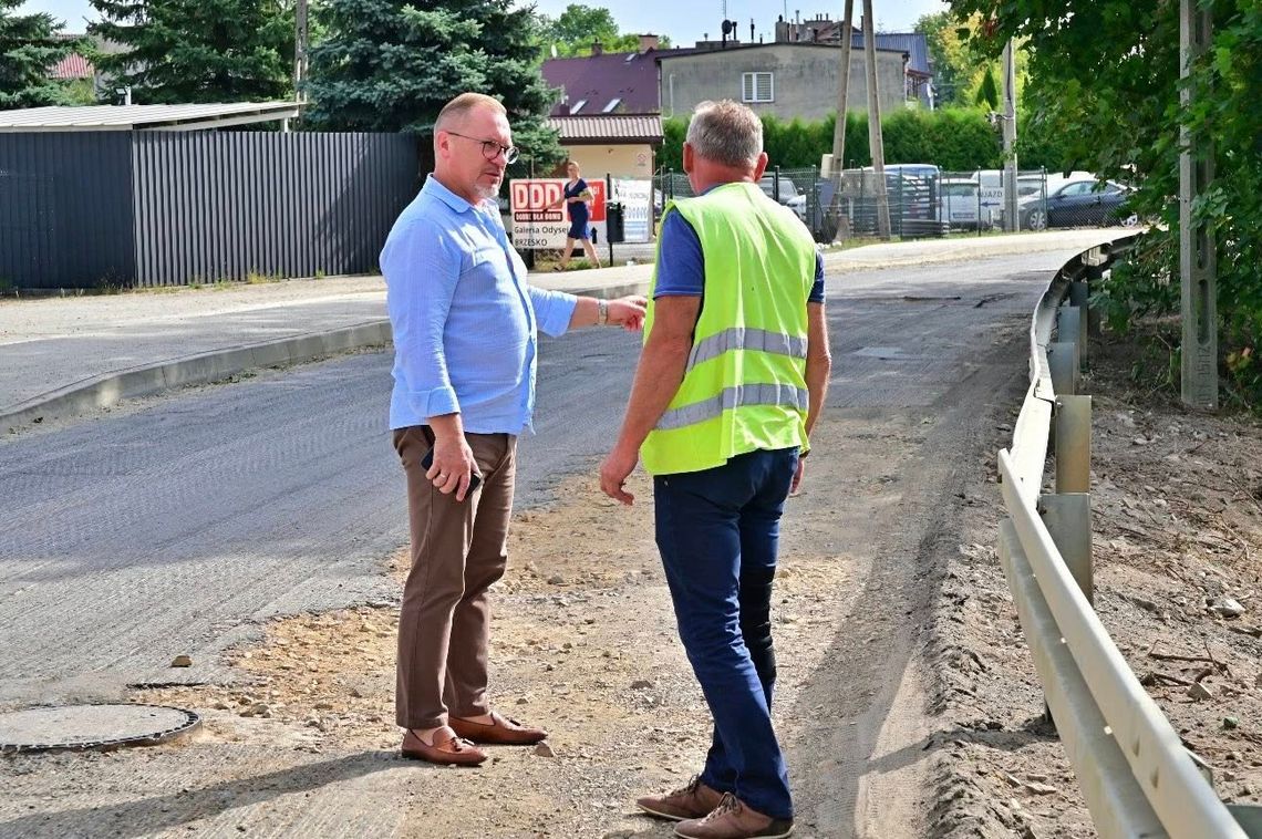 Nowa nawierzchnia ul. Pomianowskiej w Brzesku – większy komfort i bezpieczeństwo!