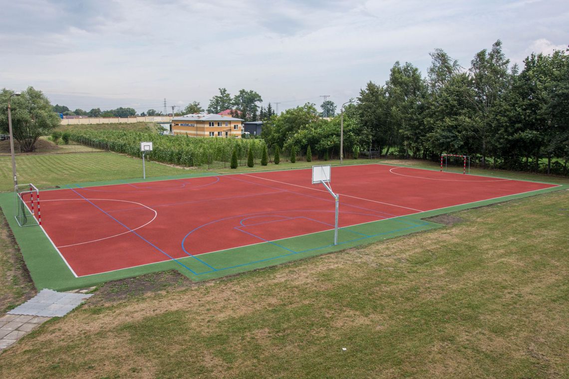 Nowe boiska sportowe w Wojniczu  i w Biadolinach Radłowskich już gotowe 