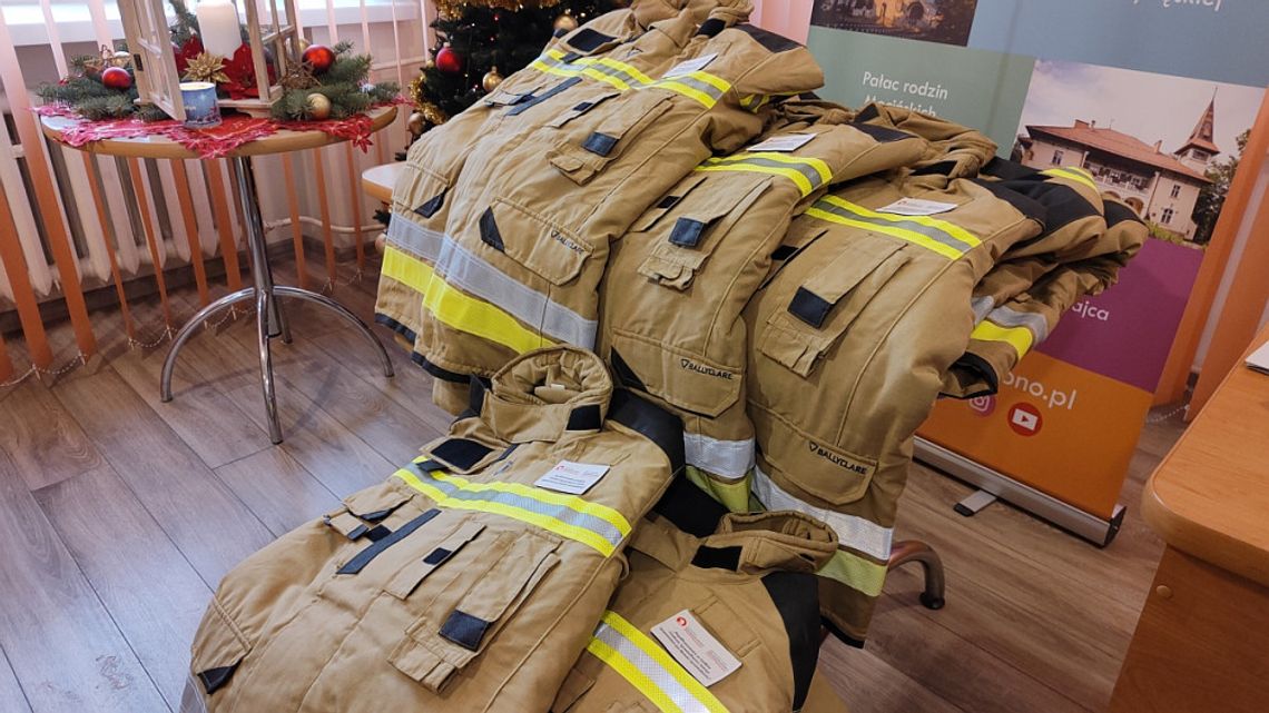 Nowe komplety ubrań specjalnych dla strażaków z OSP w Żabnie