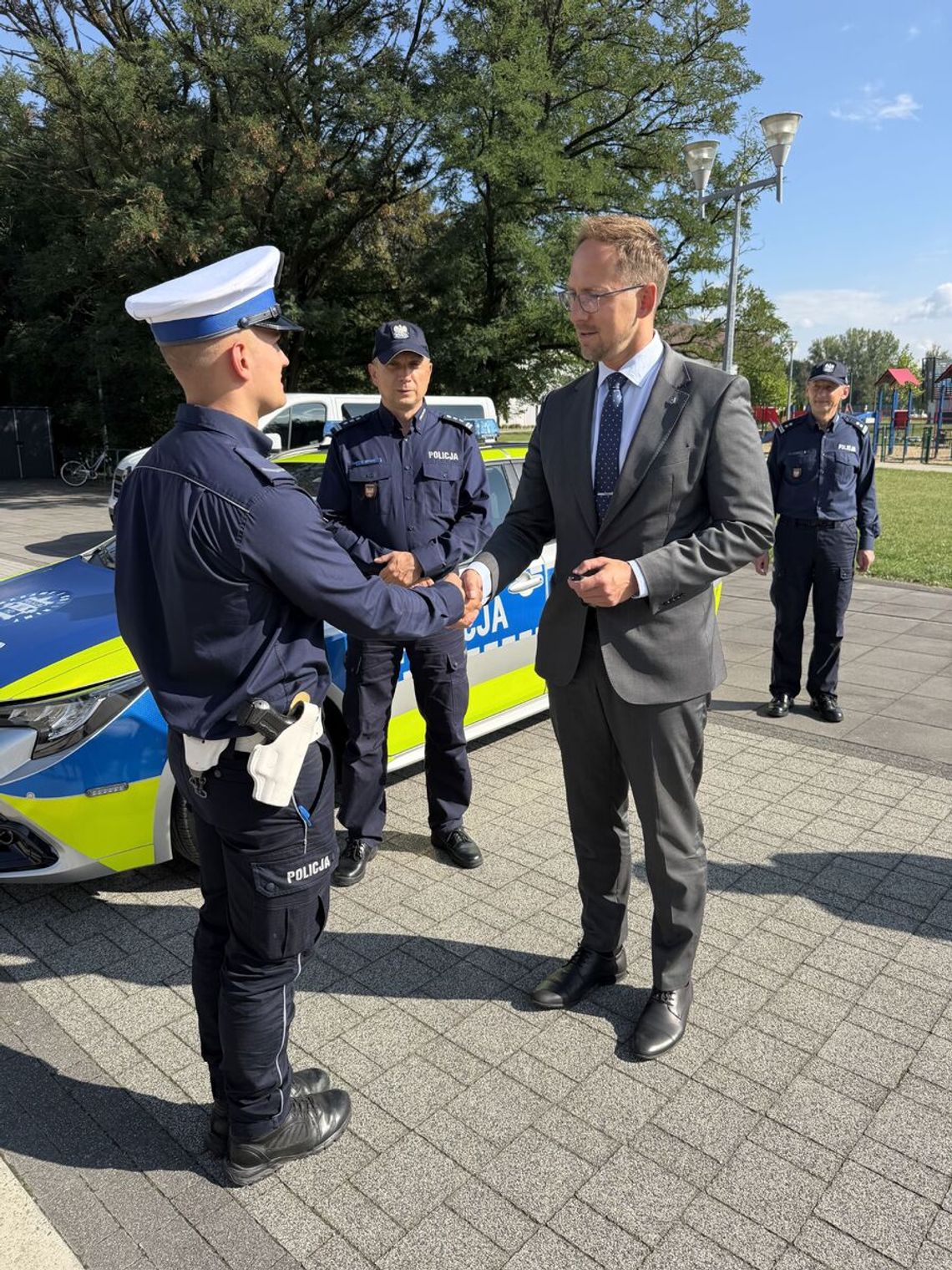 Nowy radiowóz dla Wydziału Ruchu Drogowego Komendy Miejskiej Policji w Tarnowie Nowy radiowóz dla Wydziału Ruchu Drogowego Komendy Miejskiej Policji w Tarnowie