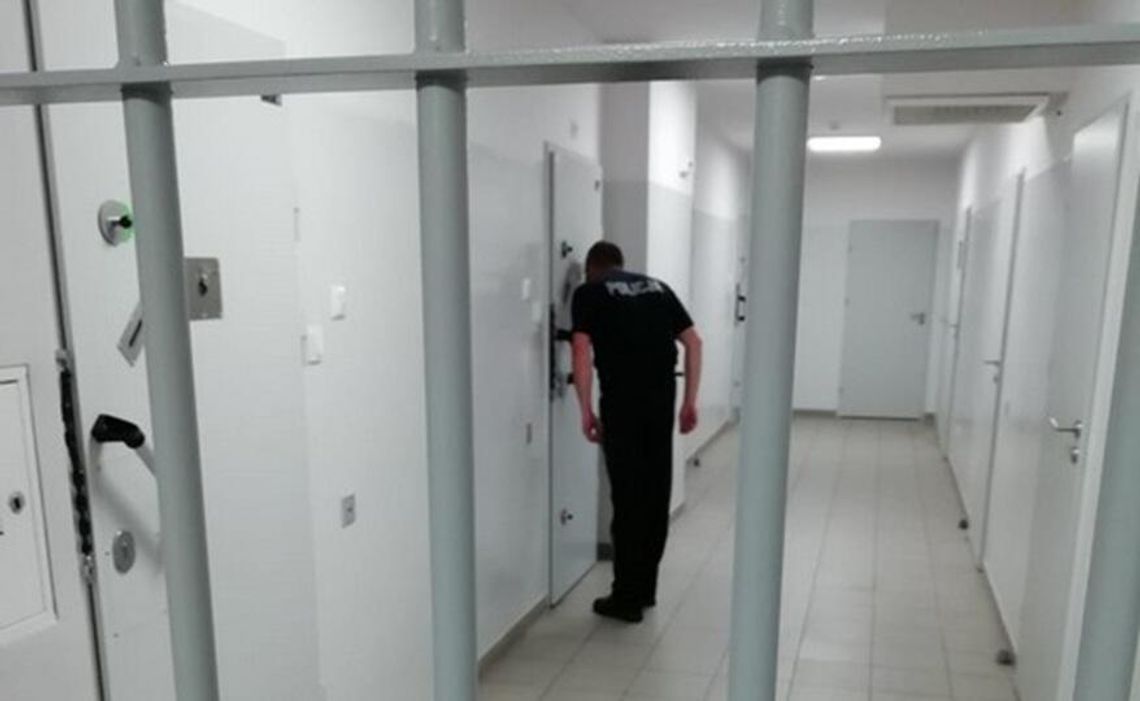 Nożownik zaatakował w Tarnowie, ranił kobietę wracającą z koscioła Nożownik zaatakował w Tarnowie, ranił kobietę wracającą z koscioła