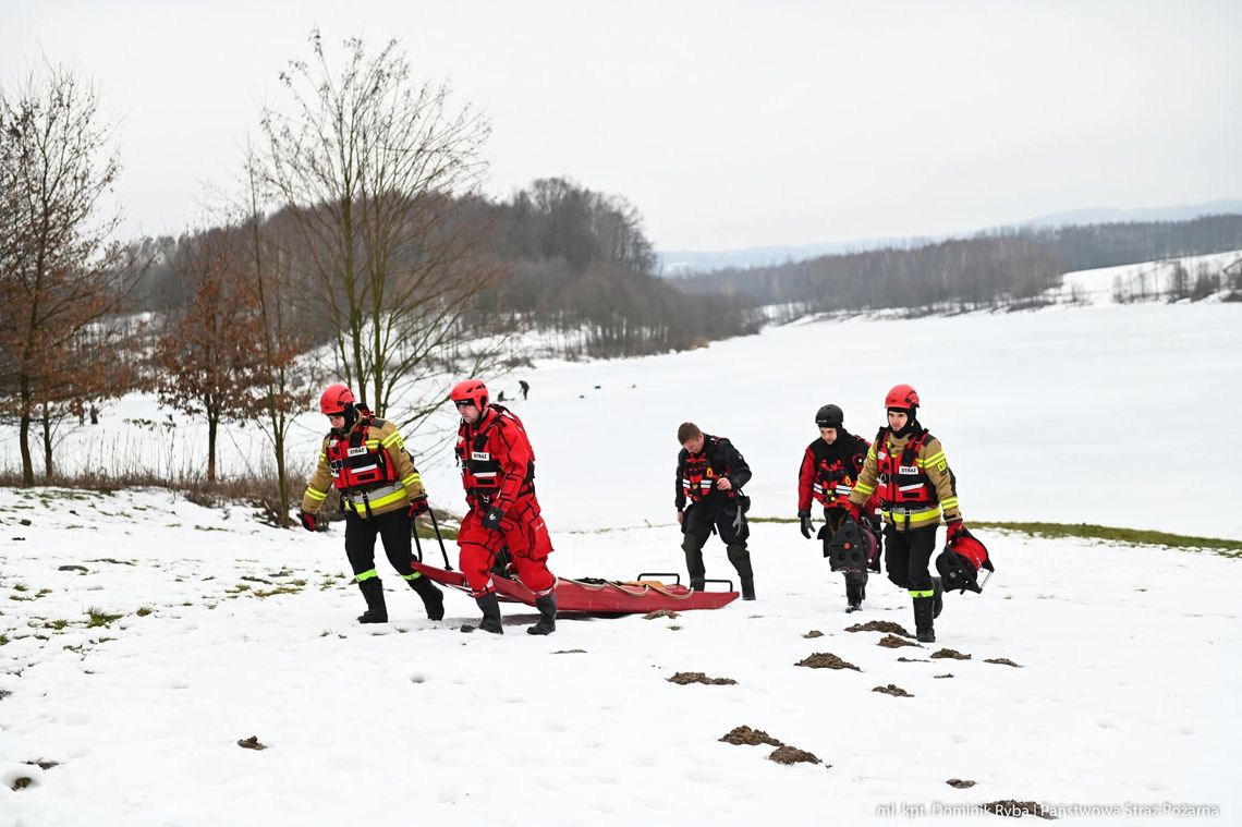 Ojciec z dwójką dzieci spacerował po zamarzniętym stawie! Na miejsce udała się straż i policja