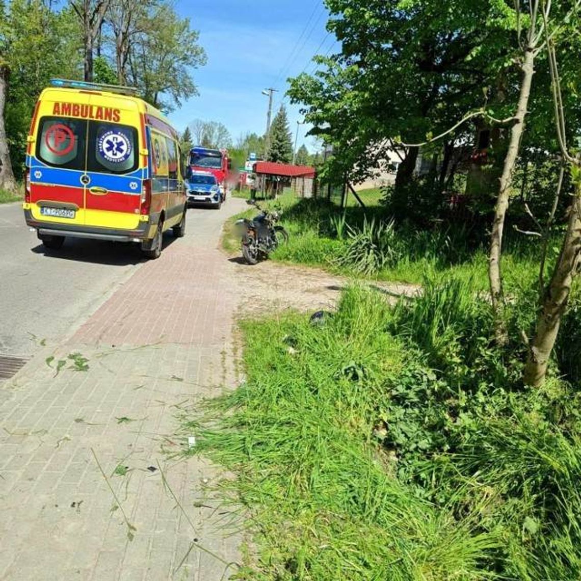 Olszyny. Motocyklista trafił do szpitala po tym jak wpadł z drogi