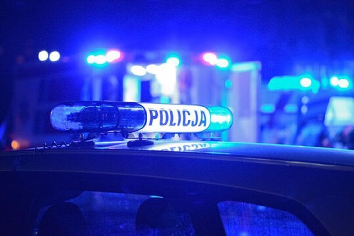 Oszust odebrał seniorce 47 tys. zł. Policjanci zatrzymali go tuż po wyjściu z posesji na terenie powiatu gorlickiego Oszust odebrał seniorce 47 tys. zł. Policjanci zatrzymali go tuż po wyjściu z posesji na terenie powiatu gorlickiego