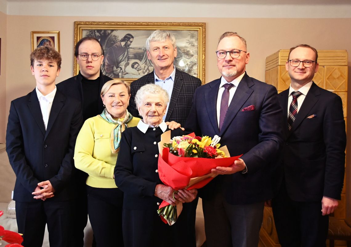 Pani Stanisława z Jadownik obchodziła setne urodziny. Życzenia złożył burmistrz Brzeska