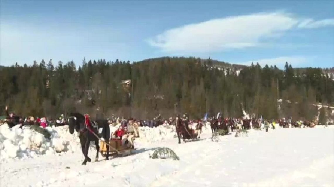 Parada Gazdów w Kościelisku. Górale zaprezentowali tradycyjne zaprzęgi oraz ścigali się na nartach