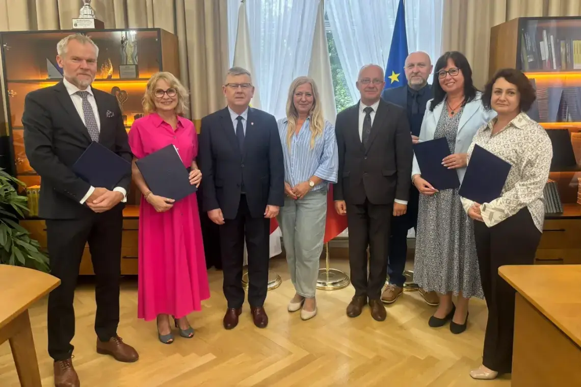 Pięciu dyrektorów małopolskich placówek z kolejną kadencją. Umowy przedłużone do 2031 roku Pięciu dyrektorów małopolskich placówek z kolejną kadencją. Umowy przedłużone do 2031 roku