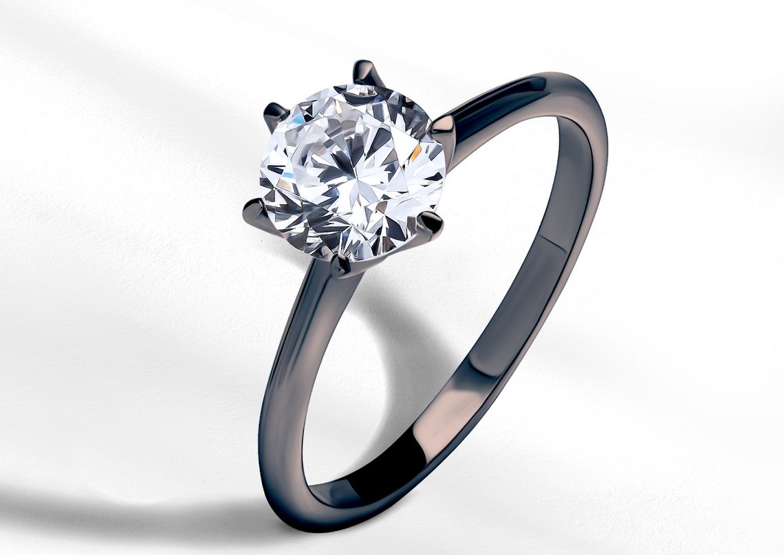 Pierścionek zaręczynowy – czarne złoto w romantycznej odsłonie. Jak prezentują się takie ekstrawaganckie propozycje?
