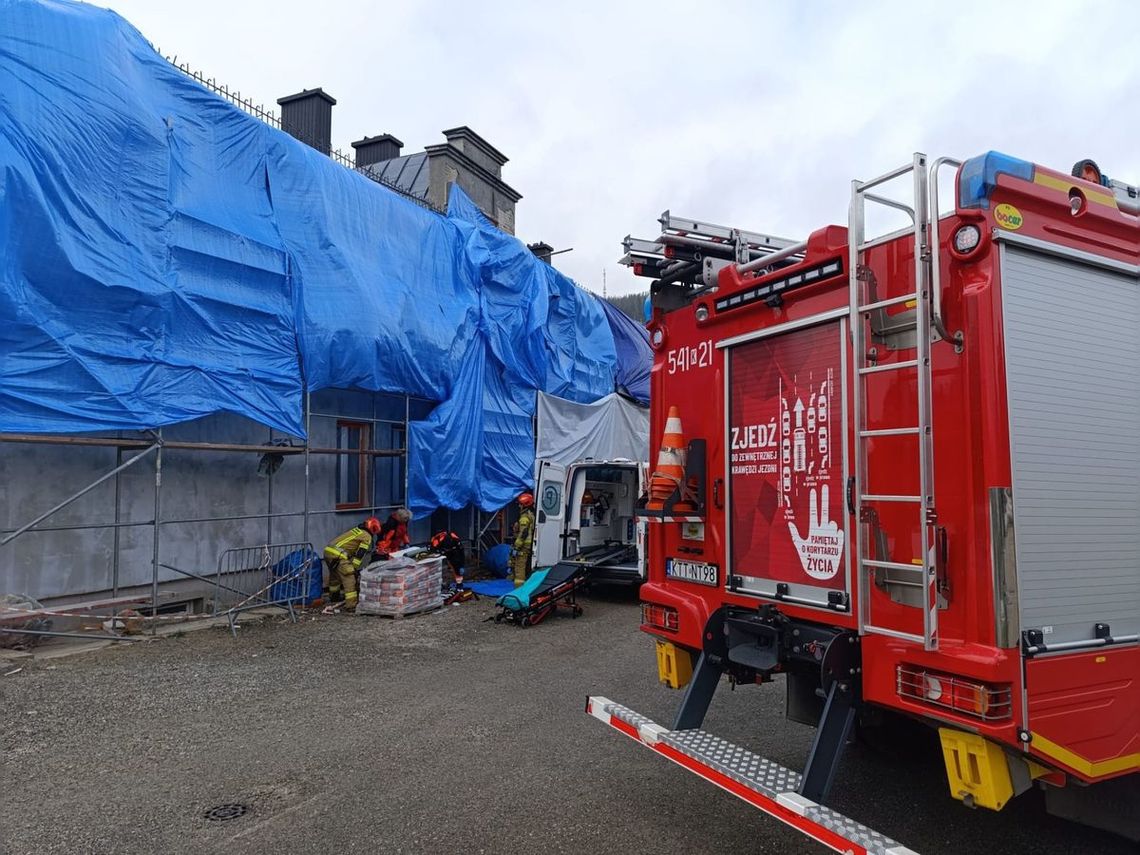 Pijany budowlaniec spadł z rusztowania. Trafił do szpitala