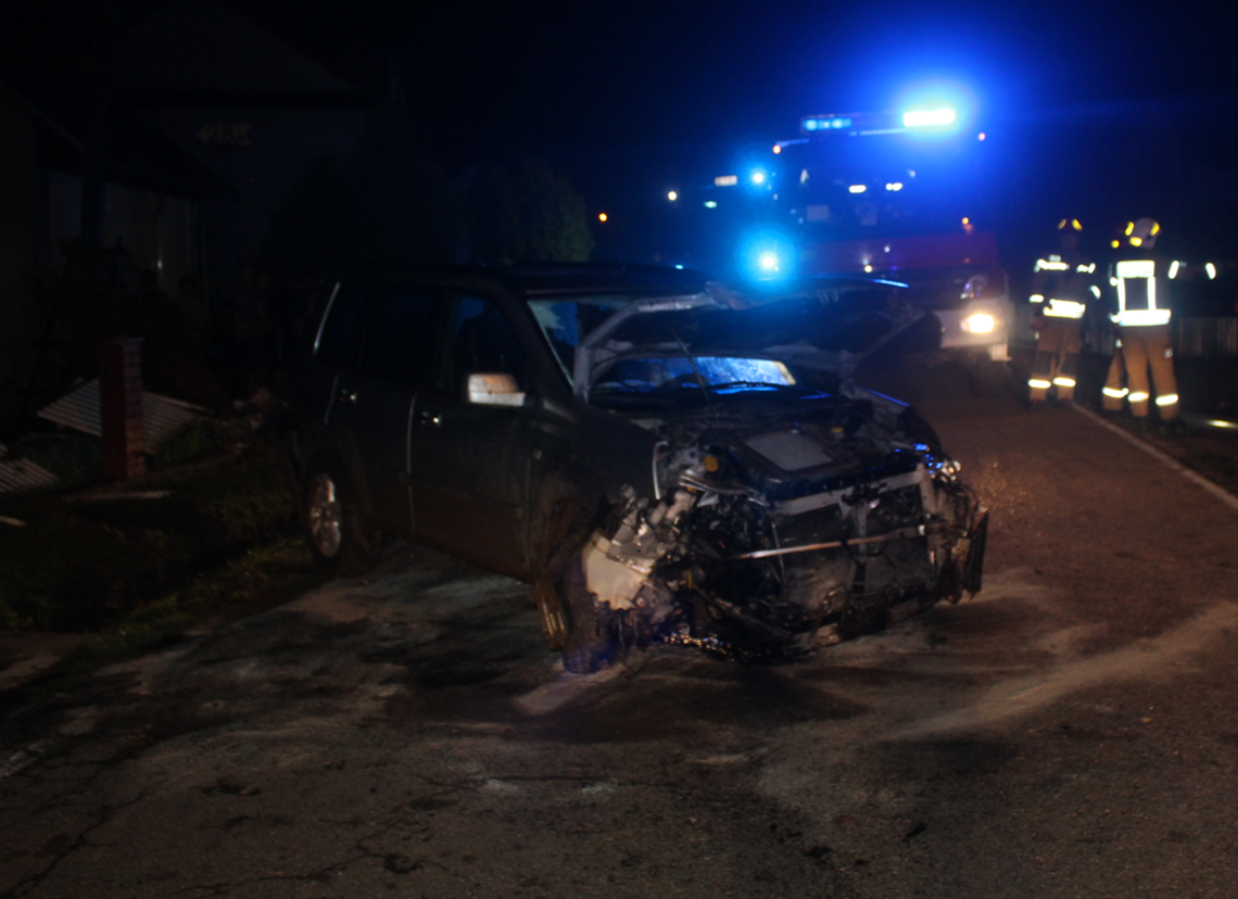 Pijany uderzył samochodem w ogrodzenie i próbował uciec