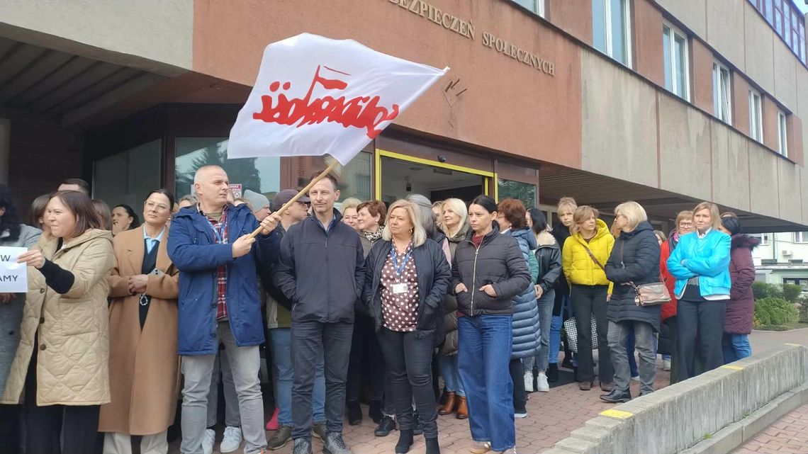 Pikieta przed tarnowskim ZUS. Pracownicy wyszli z budynku. To część ogólnopolskiej akcji protestacyjnej