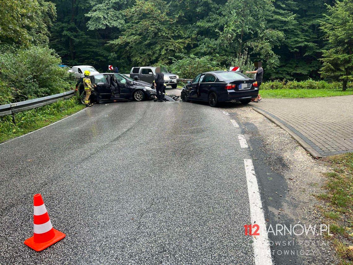 Pleśna. Zderzenie bmw i mercedesa. Jedna osoba poszkodowana