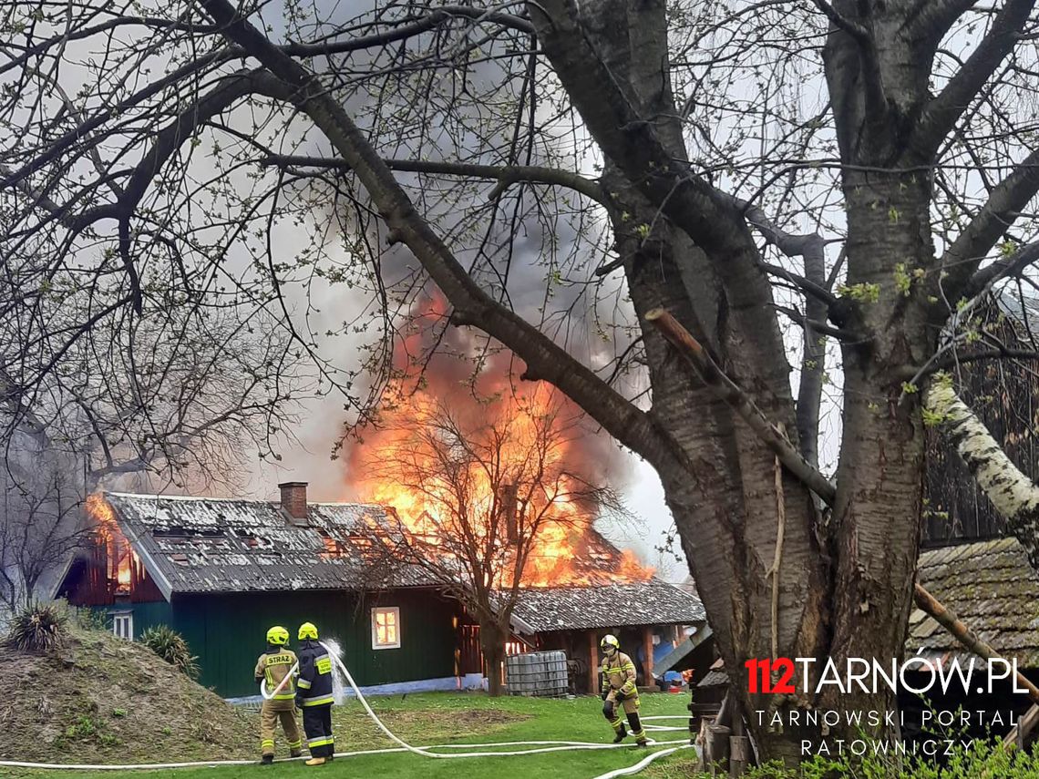 Płonie drewniany dom w Kąśnej Dolnej. Dwie osoby ewakuowane