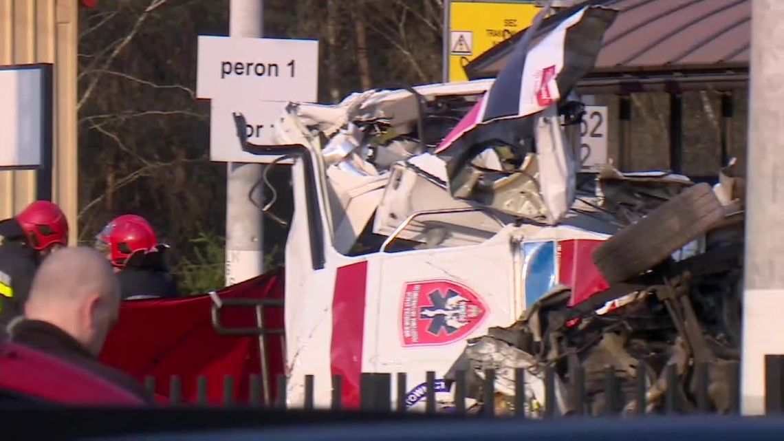 Pociąg uderzył w karetkę na przejeździe kolejowym w Puszczykowie. Dwie osoby zginęły, jedna została ranna