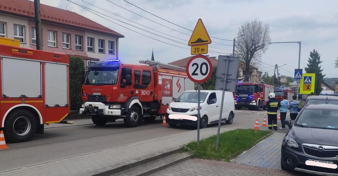 Podejrzana przesyłka sparaliżowała urząd w Ciężkowicach. Ewakuacja i akcja grupy chemicznej Podejrzana przesyłka sparaliżowała urząd w Ciężkowicach. Ewakuacja i akcja grupy chemicznej