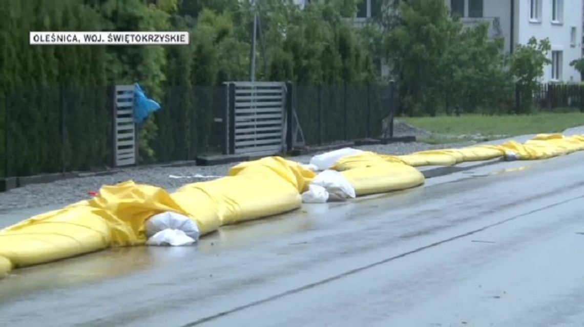 Podtopienia na południu Polski. Strażacy walczyli z wodą zalewającą posesje