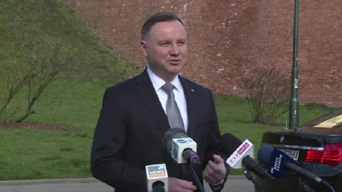 "Polecieli do Smoleńska, bo byli wielkimi patriotami". Prezydent odwiedził grób L. Kaczyńskiego na Wawelu