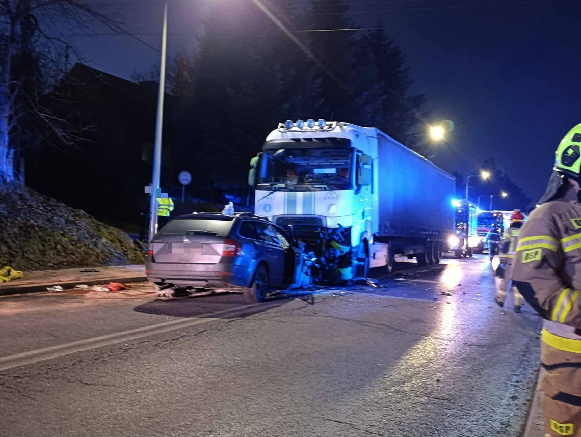 Policja wyjaśnia okoliczności czołowego zderzenia samochodu osobowego i ciężarowego w Nowy Sączu. Jedna osoba w ciężkim stanie