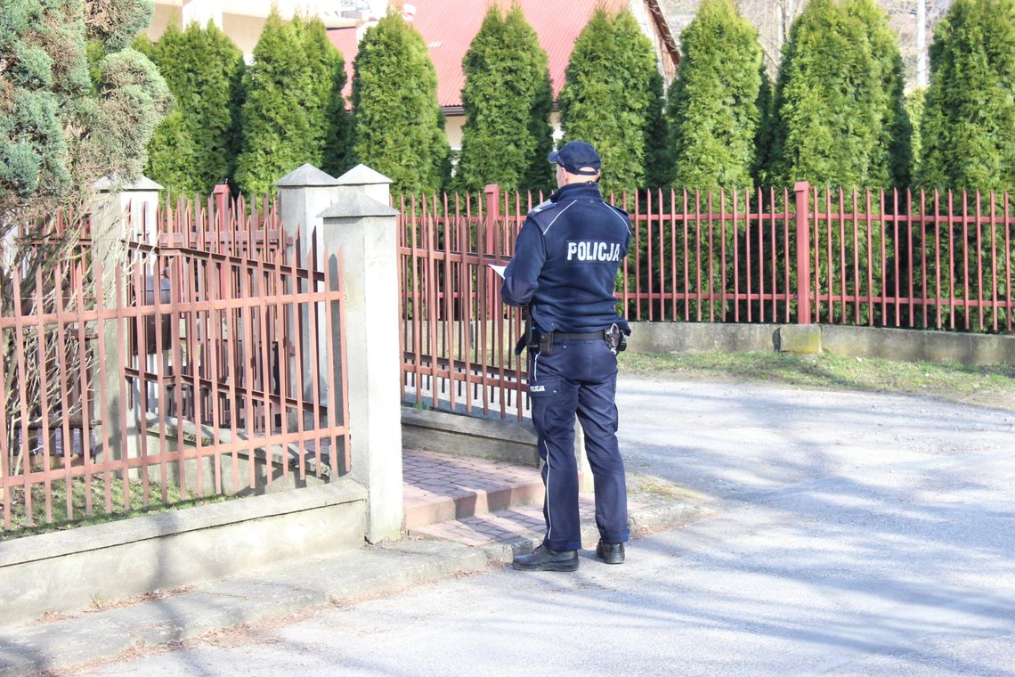 Policjanci z Brzeska sprawdzają, czy osoby poddane kwarantannie przestrzegają jej warunków