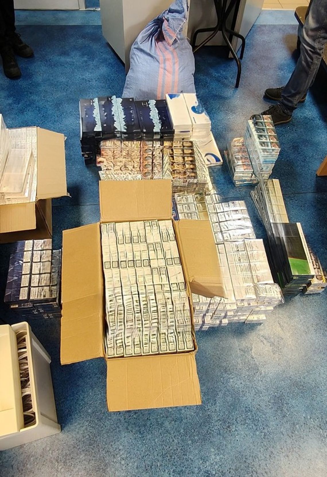 Policjanci z Chrzanowa zabezpieczyli tytoń i papierosy bez akcyzy Policjanci z Chrzanowa zabezpieczyli tytoń i papierosy bez akcyzy