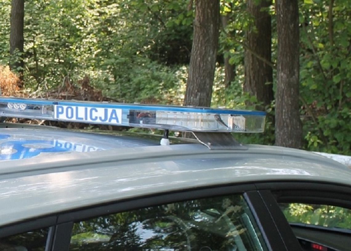 Policjanci z dąbrowskiej komendy wraz ze świadkiem uratowali życie 21-latka