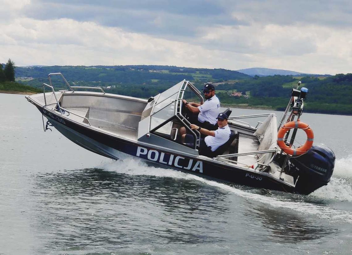 Policjanci z Komisariatu Wodnego w Krakowie uratowali z wody dwie nastolatki