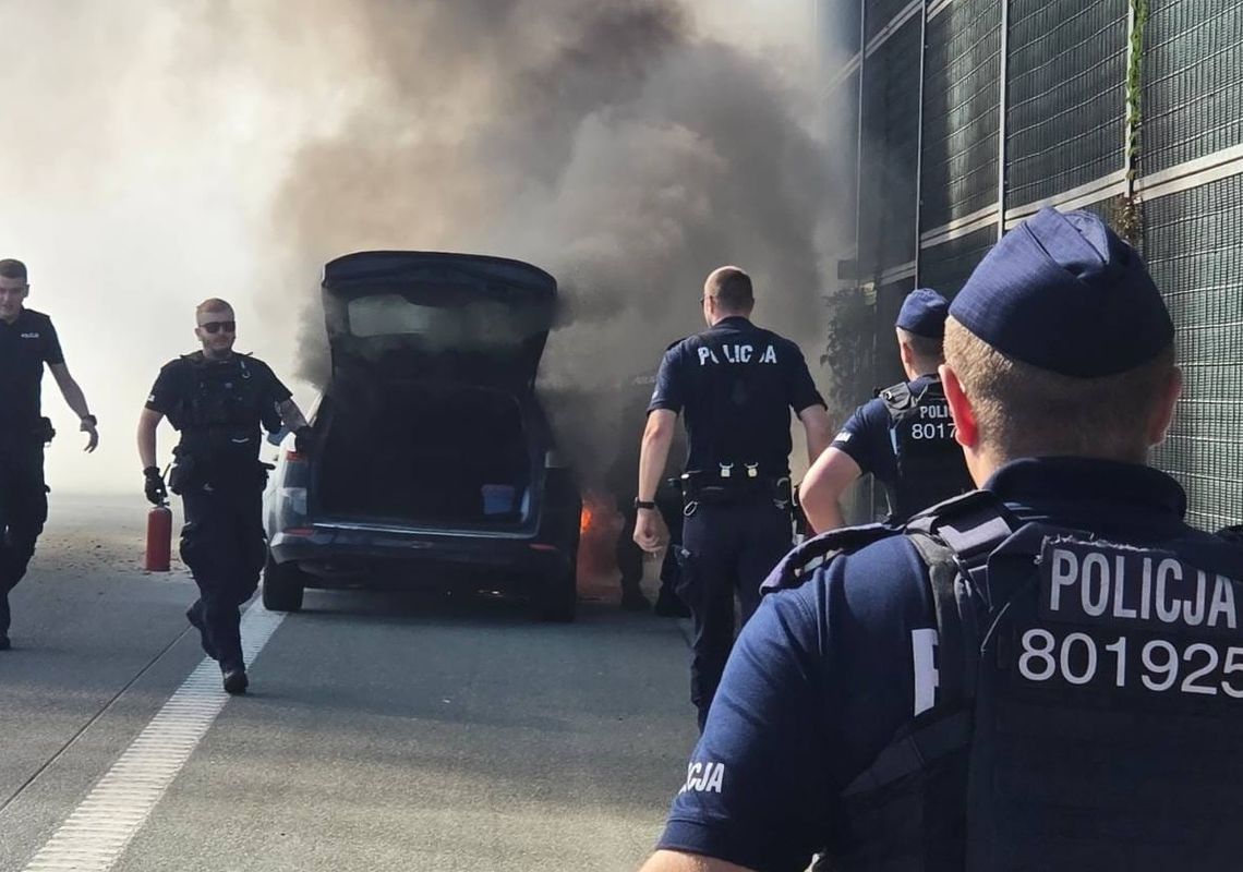 Policjanci z krakowskiego Oddziału Prewencji Policji gasili płonący samochód na trasie S7