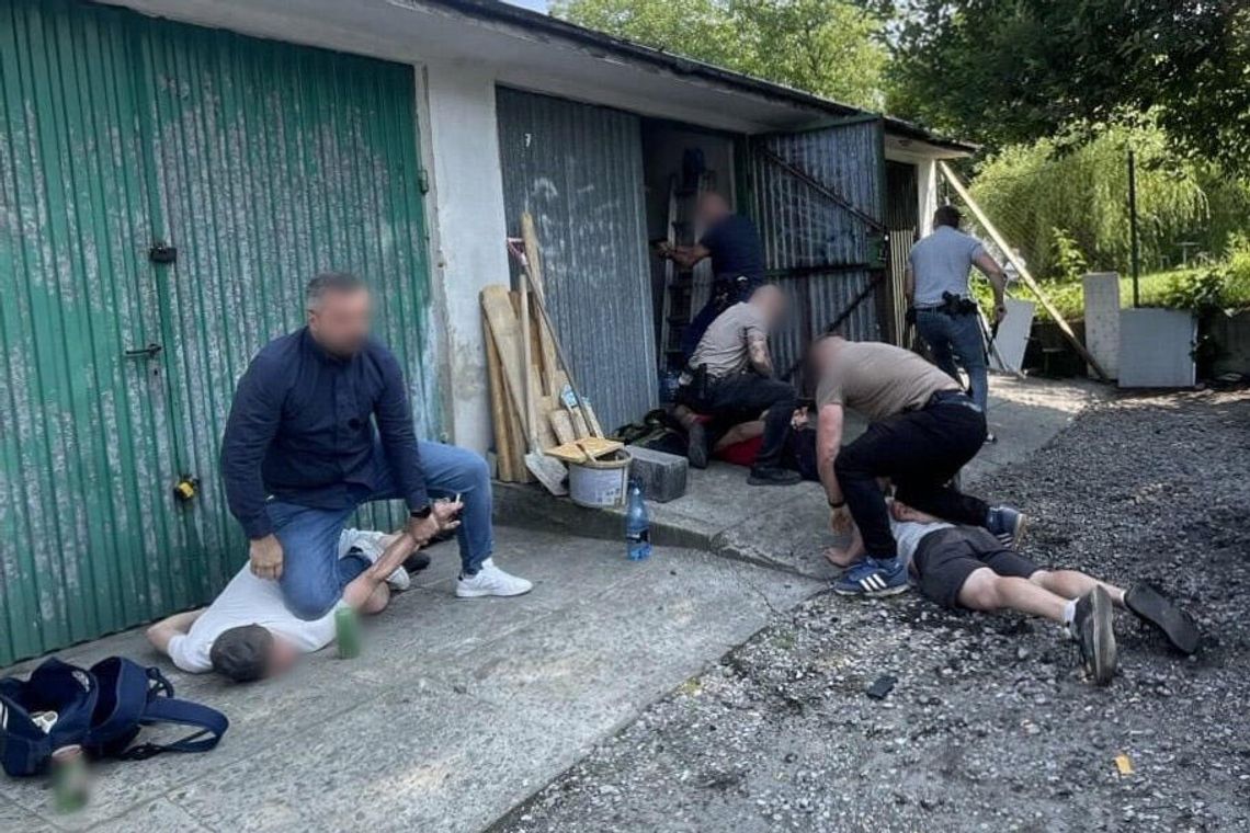 Policjanci zatrzymali handlarzy narkotyków. Zlikwidowano magazyn i biuro dilerów w Bochni