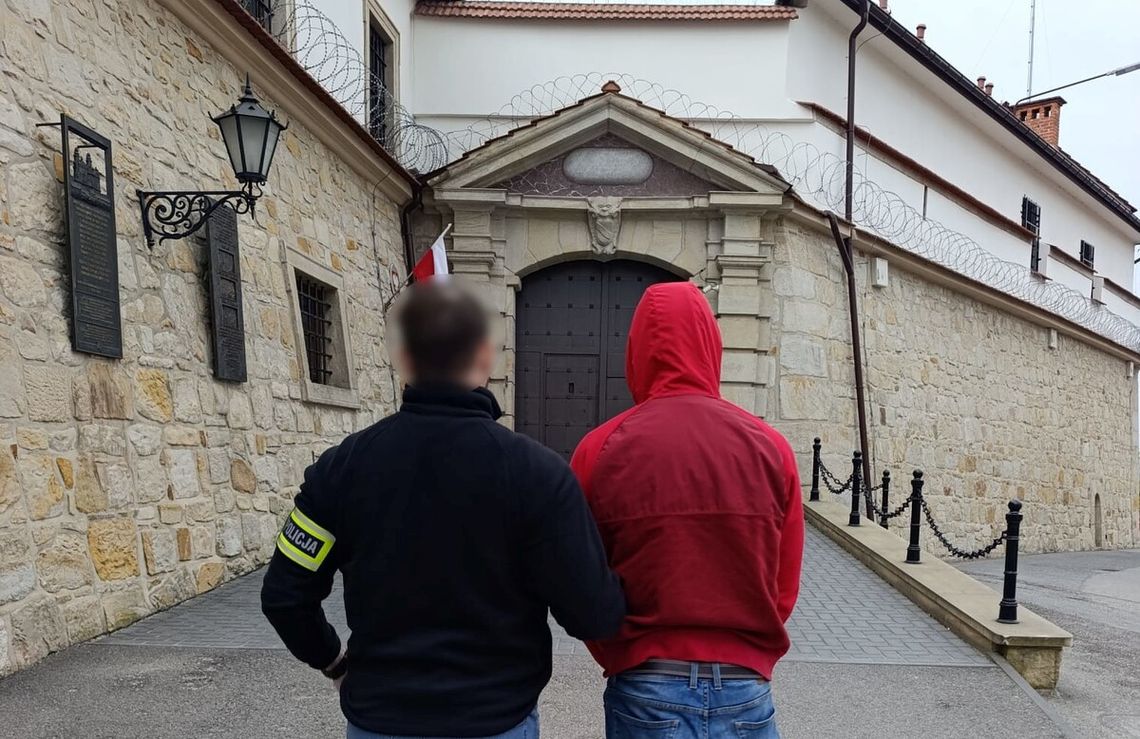 Policjanci zatrzymali trzech mężczyzn odpowiedzialnych za rozbój na 14-letnim chłopcu Policjanci zatrzymali trzech mężczyzn odpowiedzialnych za rozbój na 14-letnim chłopcu