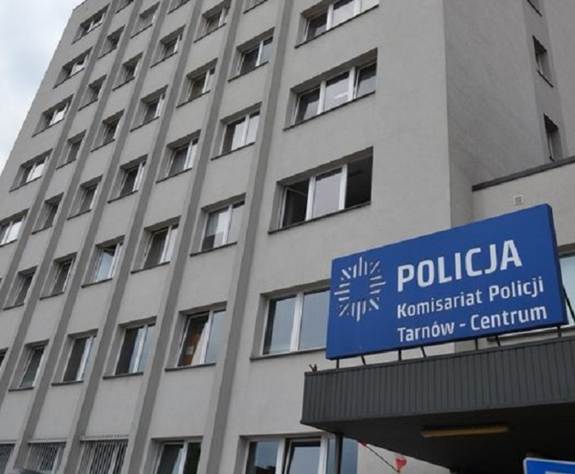 Tarnów. Policjanci zdążyli na czas. Dziewczyna siedziała na parapecie okna!