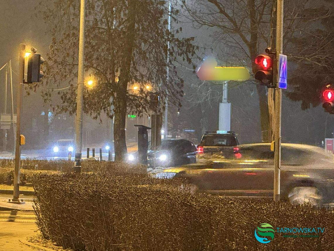 Policjant i napastnik poszkodowani podczas awantury pod tarnowskim sądem. Młodzież manifestowała zatrzymanie kolegi