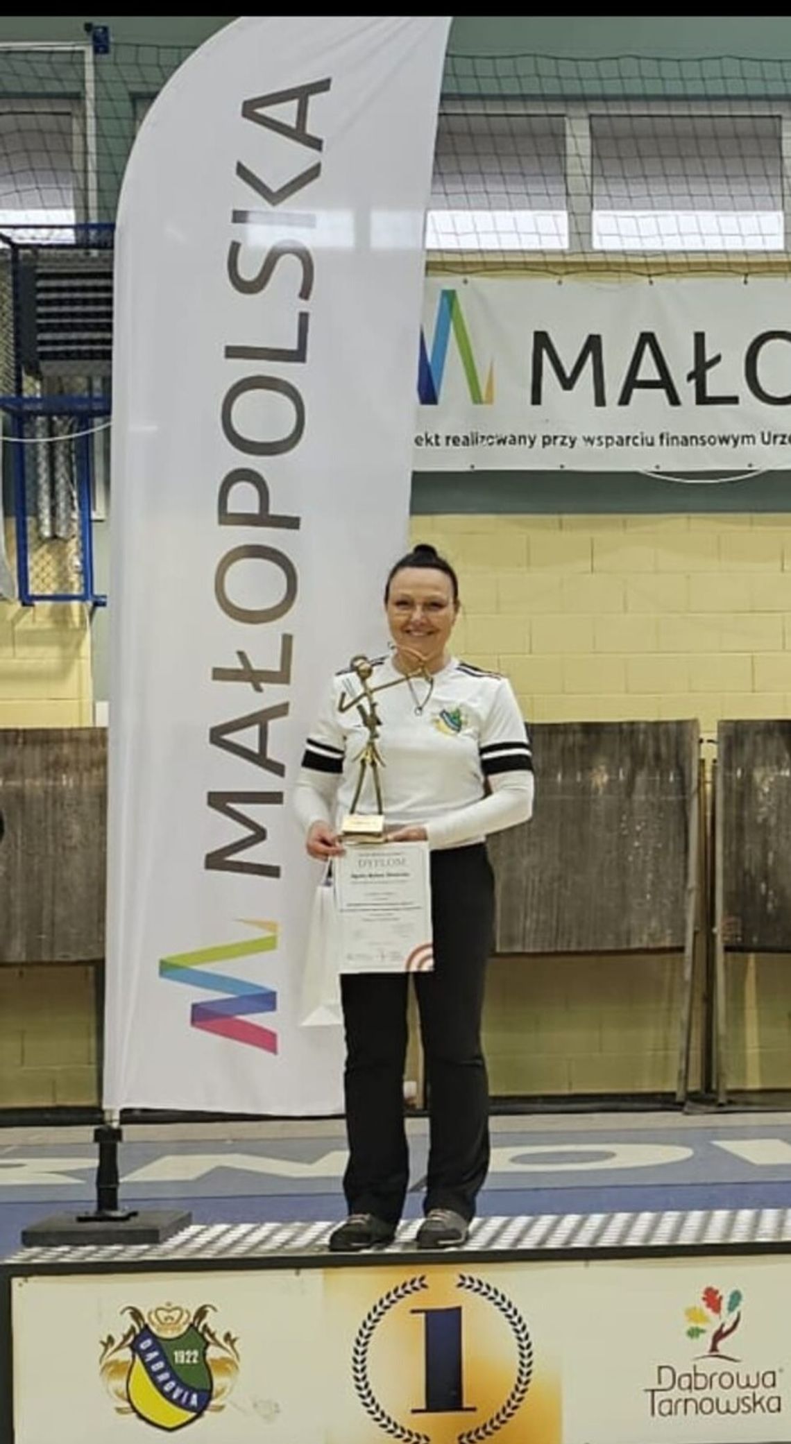 Policjantka z dąbrowskiej komendy na najwyższym stopniu podium w zawodach łuczniczych Policjantka z dąbrowskiej komendy na najwyższym stopniu podium w zawodach łuczniczych