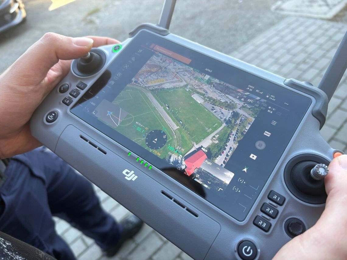 Policyjny dron namierzył kibiców z pirotechniką podczas derbów Tarnowa Policyjny dron namierzył kibiców z pirotechniką podczas derbów Tarnowa