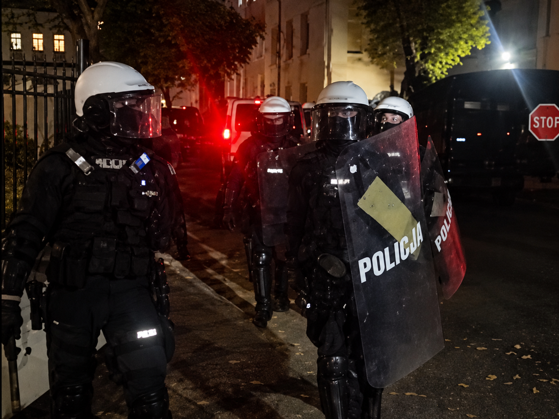 Polityczne trzęsienie ziemi w Warszawie! Zmiany w Trybunale Konstytucyjnym, protesty i policja przed budynkiem Polityczne trzęsienie ziemi w Warszawie! Zmiany w Trybunale Konstytucyjnym, protesty i policja przed budynkiem