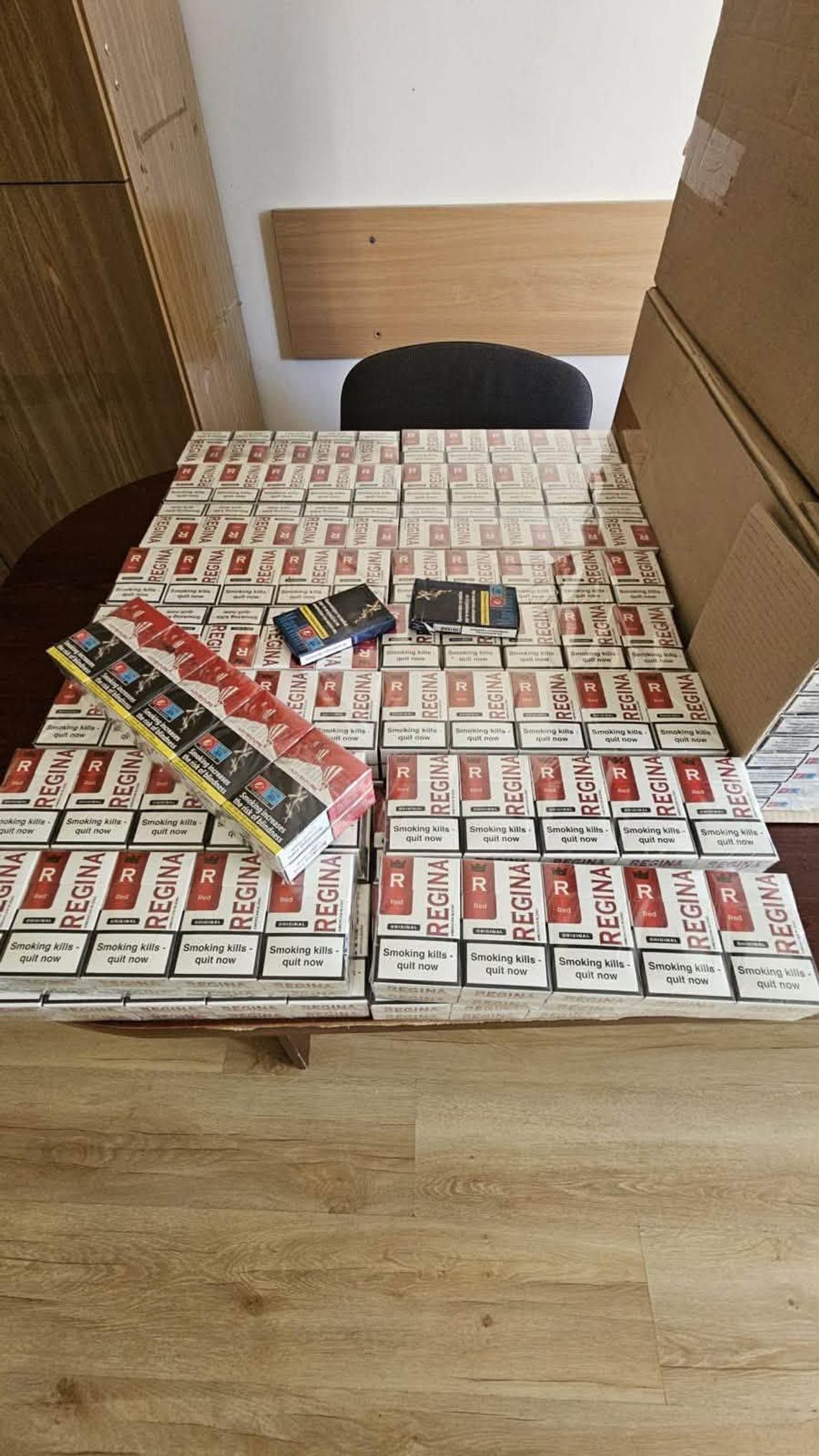 Ponad 43 tysiące nielegalnych papierosów. Tarnowscy policjanci zatrzymali dwóch mężczyzn Ponad 43 tysiące nielegalnych papierosów. Tarnowscy policjanci zatrzymali dwóch mężczyzn