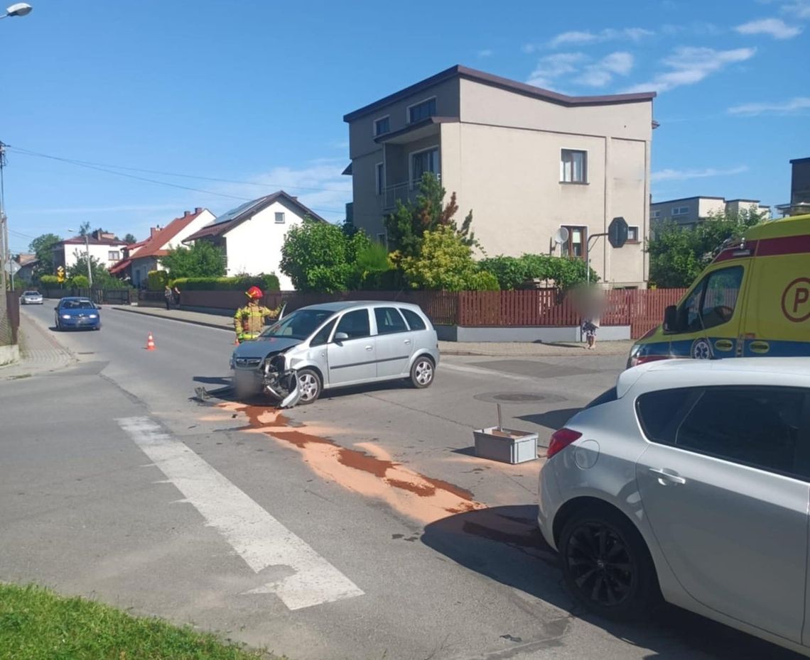 Poranne zderzenie samochodów na ul. Jaracza w Tarnowie. Jedna osoba w szpitalu